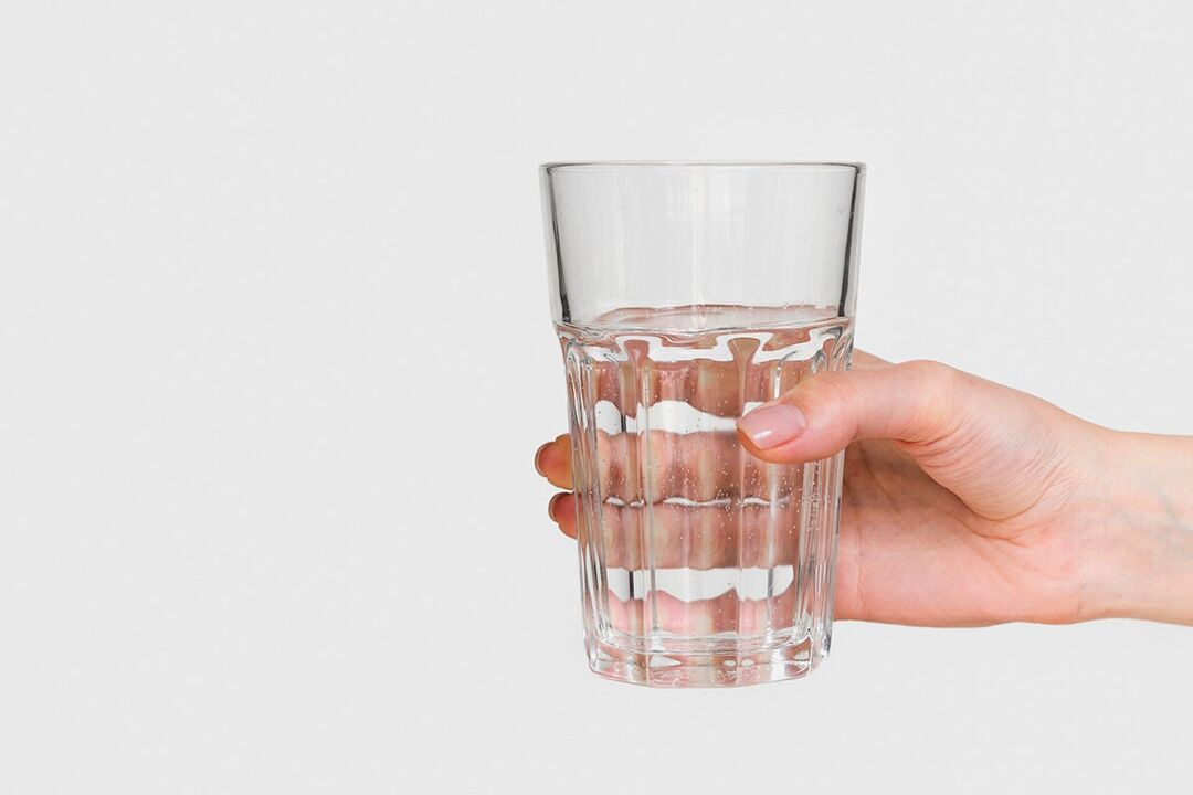 Un vaso de auga con po diluído Keto Probiotix